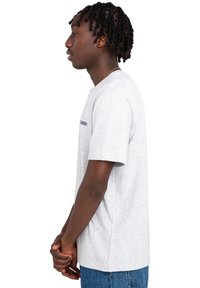 Szara bawełniana koszulka z krótkim rękawem i okrągłym dekoltem, z napisem "SOME MEN" w ciemnoniebieskim kolorze na piersi. Luźny krój.