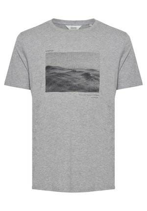 T-shirt grigio in cotone con design grafico rettangolare bianco e nero con linee orizzontali, che rappresenta onde astratte e testo.