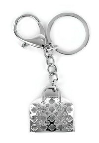 Portachiavi in argento con un design a forma di piccola borsa, caratterizzato da una superficie testurizzata e motivi floreali, attaccato a un anello rotondo e a un gancio.