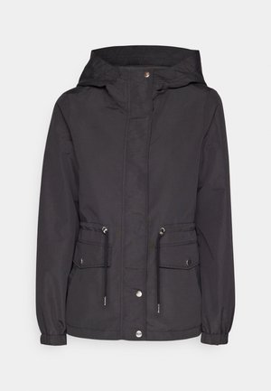Giacca nera con cappuccio, polsini elasticizzati, cerniera frontale e due tasche laterali. Presenta lacci in vita per una vestibilità regolabile. Tessuto morbido.