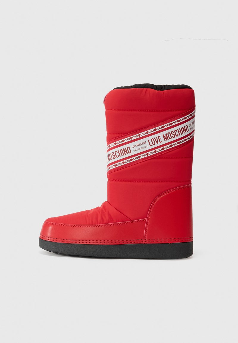 Piros párnázott téli csizma fekete talppal, amelynek elején egy fehér sáv található, rajta a "LOVE MOSCHINO" felirattal. Simább textúrájú, magas szárú kialakítás.