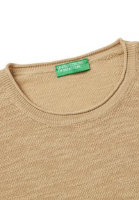 Beige gestrickter Pullover mit Rundhalsausschnitt, der ein strukturiertes Muster aufweist. Das Etikett trägt in Grün "United Colors of Benetton".