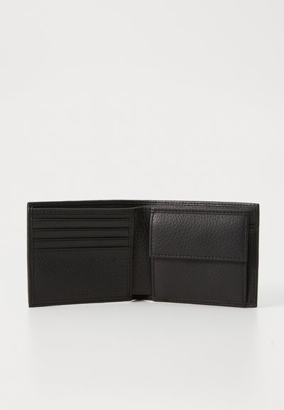 Portefeuille en cuir noir avec des surfaces texturées, quatre emplacements pour cartes à gauche et une plus grande poche à droite. Design intérieur simple.