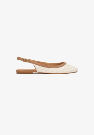 Ballerine slingback con tomaia in tessuto crema con un motivo logo sottile, rifiniture in pelle marrone e un tacco basso in legno.
