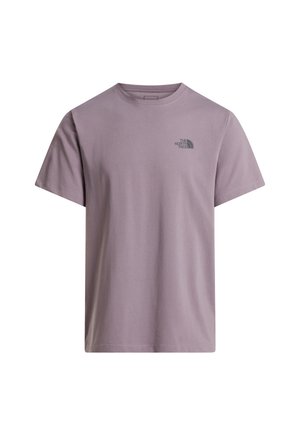 Jasnofioletowa bawełniana koszulka z okrągłym dekoltem i krótkimi rękawami. Na lewej piersi znajduje się czarne logo. Gładka tekstura. Klasyczny krój.