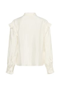 Hvid satinbluse med lange ærmer, volangdetaljer på skuldrene og knaplukninger ved håndleddene. Glat tekstur, let cropped design og krave.
