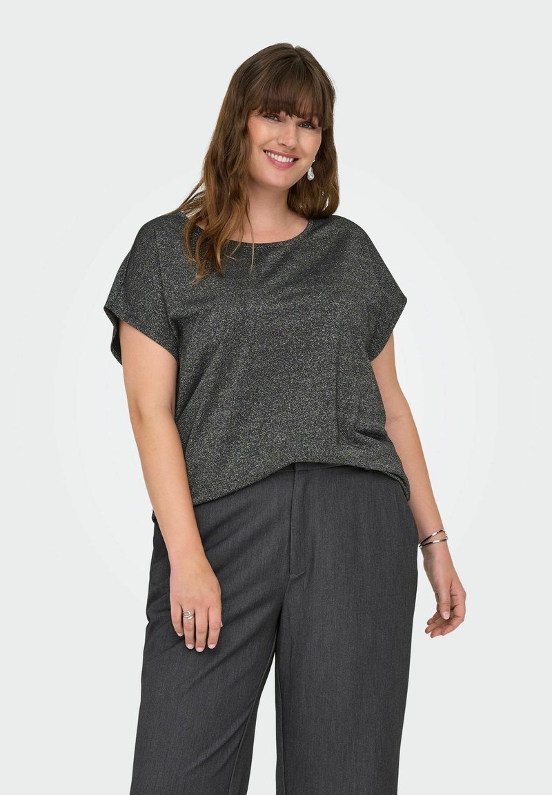 Top noir à manches courtes avec une finition texturée et scintillante. Associé à un pantalon large gris foncé. Présente un col rond et une coupe ample.