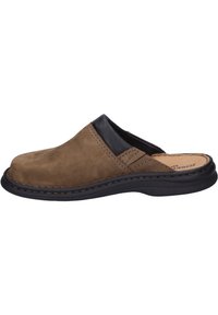 Chaussure en suede marron à enfiler avec un accent en cuir noir, bout arrondi et détails cousus. Dotée d'une semelle noire flexible pour le confort.