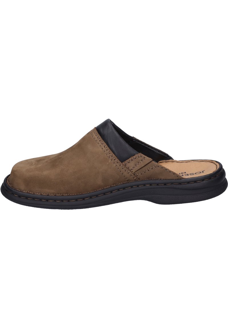Chaussure en suede marron à enfiler avec un accent en cuir noir, bout arrondi et détails cousus. Dotée d'une semelle noire flexible pour le confort.
