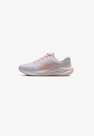 Lekki but do biegania Nike z białą siateczkową cholewką, różowymi akcentami, przezroczystą podeszwą oraz wyściełanym kołnierzem dla komfortu.