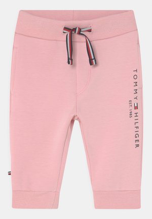 Różowe spodnie dresowe dla malucha z prążkowanym pasem i mankietami, paskiem ściągającym w paski, bocznymi kieszeniami oraz pionowym logo Tommy Hilfiger na prawej nogawce.