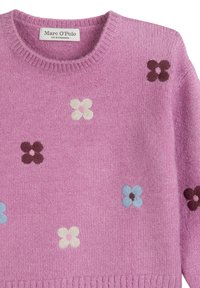 Rosa gestrickter Pullover mit floralen Stickereien in Blau, Creme, Braun und Lila. Gerippter Kragen und Saum, weicher Stoff.
