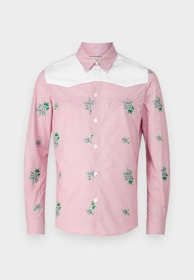 Chemise à manches longues en rose et blanc. Dotée d'une broderie florale et d'un empiècement blanc. Fabriquée dans un tissu léger avec un devant à boutons.