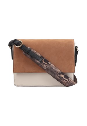 Sac bandoulière en suede marron avec un fond crème, doté d'une sangle en relief imprimée serpent et d'un détail en métal sur la poignée.