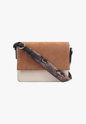 Bruine suède schoudertas met een crèmekleurige bodem, voorzien van een gestructureerde slangenprint strap en een metalen ringdetail op het handvat.