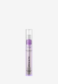 Durchsichtiger Tubus mit lila Farbtönung. Verfügt über einen Pumpenspender, der mit einem transparenten Deckel versehen ist. Auf dem Tubus steht "GROW & FIX BROW & LASH BOOSTER".