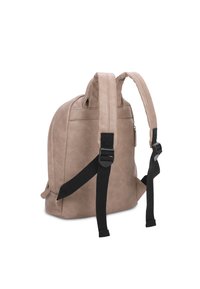 Mochila de imitación cuero marrón claro con correas ajustables negras, textura suave y forma estructurada. Presenta un bolsillo con cremallera lateral.