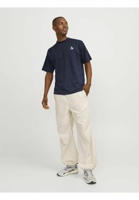 Jack & Jones JCOTRIANGLE CREW NECK  - Tricou cu imprimeu - navy blazer