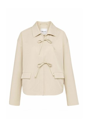 Lichtbeige jas met lange mouwen, kraag, sluitingen met strik aan de voorkant en twee klepzakken.