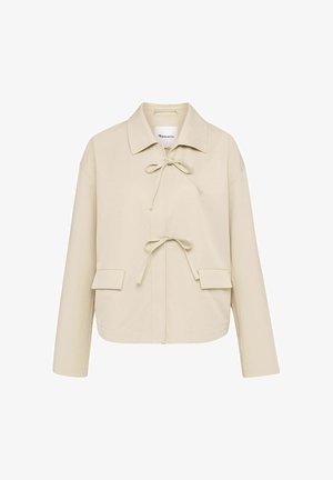 Lysebrun jakke med lange ærmer, krave, bindelukninger foran og to klaplommer.