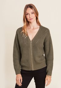Olivgrüner Strickcardigan mit V-Ausschnitt, Reißverschluss und strukturiertem Muster. Verfügt über lange Ärmel und gerippte Saumdetails.