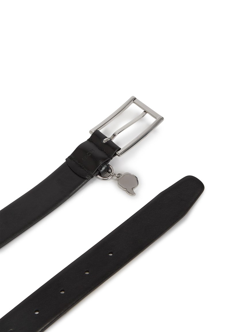 Schwarzer Ledergürtel mit einer silbernen Dornschließe und einem Charme. Glatte Oberfläche mit mehreren Löchern zur Anpassung. Schlichtes, funktionales Design.