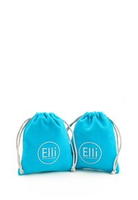 To turquoise trækposer lavet af blødt stof med sølv snorelukninger. Hver indeholder et hvidt rundt logo med teksten "Elli by Julie & Grace."