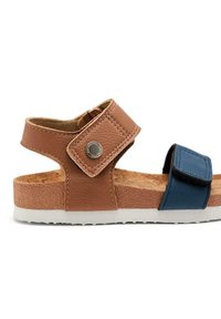 Sandalia marrón y azul con parte superior de cuero, correas de Velcro y una plantilla de corcho texturizado, con suela de goma blanca.