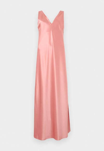 Μακρύ, αμάνικο φόρεμα από ροζ σατέν με V-λαιμόκοψη και πλαϊνή σκίσιμο σε μονόχρωμο φόντο.