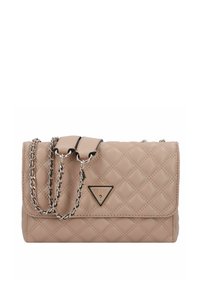 Beige gesteppte Handtasche mit Klappenverschluss, silberner Kettenriemen und einem dreieckigen Logoakzent auf der Vorderseite. Glatte Textur, elegantes Design.