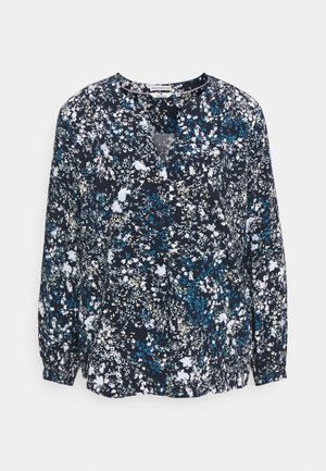 Navyblauwe blouse met lange mouwen, witte en blauwe bloemenprint, V-hals en geplooide manchetten, weergegeven op een witte achtergrond.