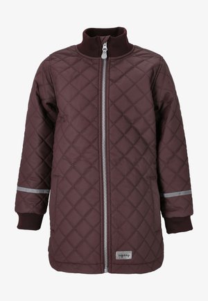 Bordeauxfarbene Steppjacke mit hohem Kragen, Reißverschluss und gerippten Bündchen. Verfügt über reflektierende Streifen an den Ärmeln und ein Logo-Patch.