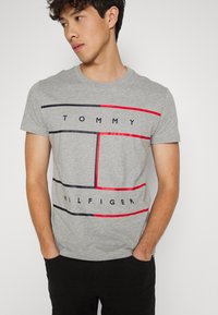 Tommy Hilfiger LARGE FLAG TEE - T-shirt estampada - light grey heather