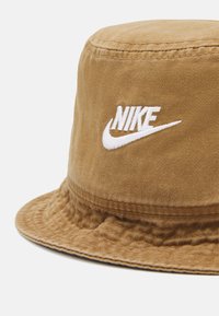 Nike Sportswear BUCKET UNISEX - Chapéu - dark driftwood/white