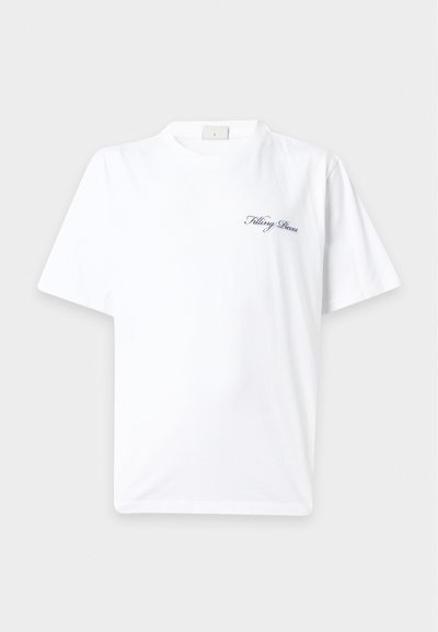 Λευκό κοντομάνικο T-shirt με στρογγυλή λαιμόκοψη και μικρό μαύρο κείμενο με γραφή σε πλάγια γραμματοσειρά "Filling Pieces" στο αριστερό στήθος.