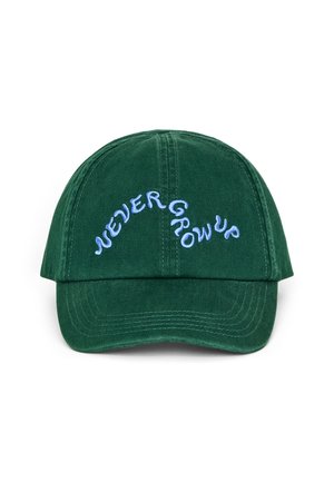 Casquette de baseball vert foncé avec visière courbée et texte brodé bleu clair "NEVER GROW UP" en lignes ondulées sur le panneau avant.