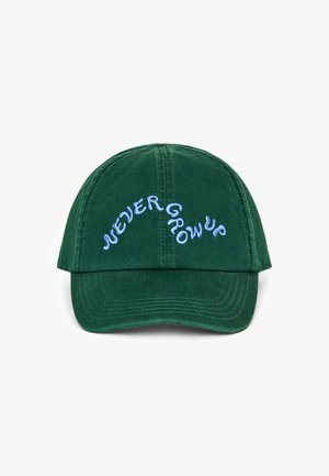 Casquette de baseball vert foncé avec visière courbée et texte brodé bleu clair "NEVER GROW UP" en lignes ondulées sur le panneau avant.