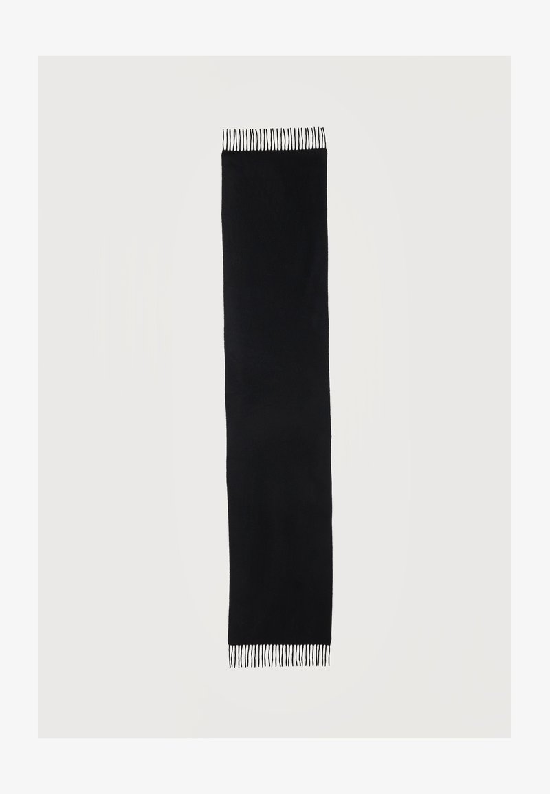 Écharpe rectangulaire noire avec des extrémités à franges, disposée à plat sur un fond clair.