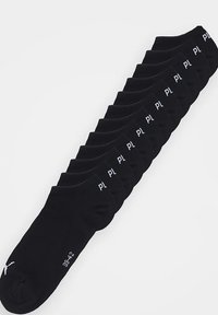 Schwarze Knöchel-Socken, Baumwollmischung, mit gerippten Bündchen, versehen mit weißen gedruckten Größenschildchen. Packung mit mehreren Paaren, die in einer Reihe angeordnet sind.