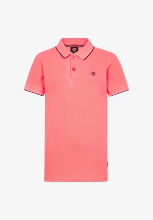 Lyserød bomulds polo-shirt med krave, sort kant og lille logo. Båret med mørke denimshorts og hvide sneakers. Blåstribede sokker.