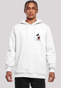 Sudadera blanca con un bolsillo tipo canguro en la parte delantera, capucha con cordones y un pequeño gráfico de Mickey Mouse en negro y rojo en la parte izquierda del pecho.