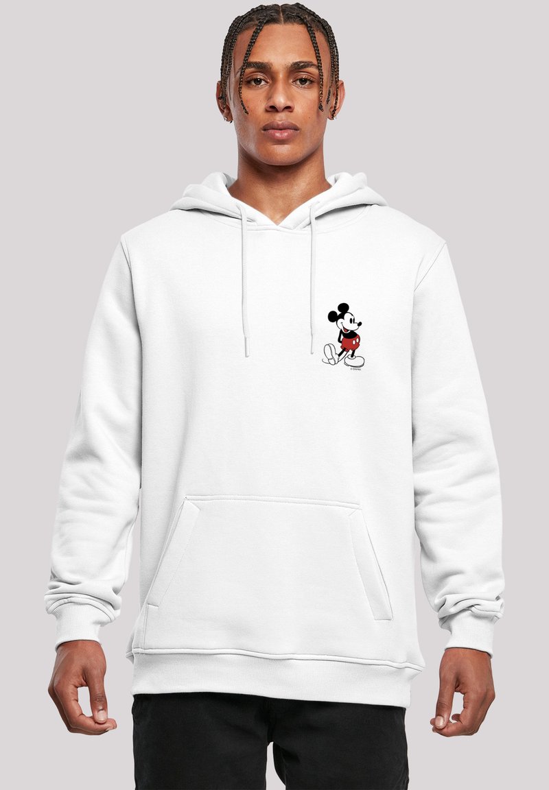 Sudadera blanca con un bolsillo tipo canguro en la parte delantera, capucha con cordones y un pequeño gráfico de Mickey Mouse en negro y rojo en la parte izquierda del pecho.