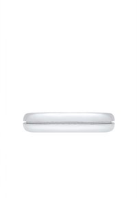 Metallisk silverfärgad oval kompakt med en slät yta och tunn profil, med en subtil linjär detalj längs kanten.