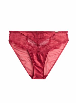 Culotte en satin rouge et dentelle. Présente des détails en dentelle complexe à l'avant et un dos transparent. Texture lisse, forme taille moyenne.