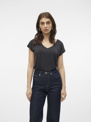 Svart kortermet V-hals topp kombinert med høyt liv mørkeblå denim jeans. Stoffet ser glatt ut med et avslappet snitt.