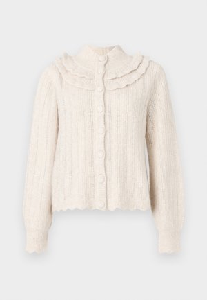 Cárdigan de punto acanalado crema con un cuello rizado, cierre de seis botones, mangas largas y puños con puntilla. Textura de punto suave en todo el diseño.