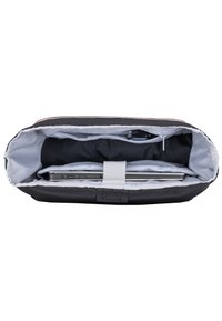 Fekete laptop táska világosszürke béléssel, párnázott résszel a laptop számára, amelyet egy szíj rögzít, valamint egy további zseb kiegészítők számára.