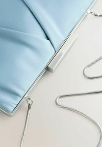 Vaaleansininen satiininen clutch, jossa on poimutettu muotoilu, hopea-metallinen kehys ja irrotettava käärmesankavyö. Sileä pinta ja tyylikäs viimeistely.