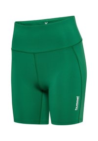 Zielone sportowe krótkie spodenki z wysokim stanem, widocznymi szwami i małym białym logo "hummel PERFORMANCE" na dolnej części prawej nogawki.