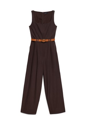 Combinaison marron foncé sans manches avec jambes larges et ceinture beige avec une boucle ronde dorée à la taille.